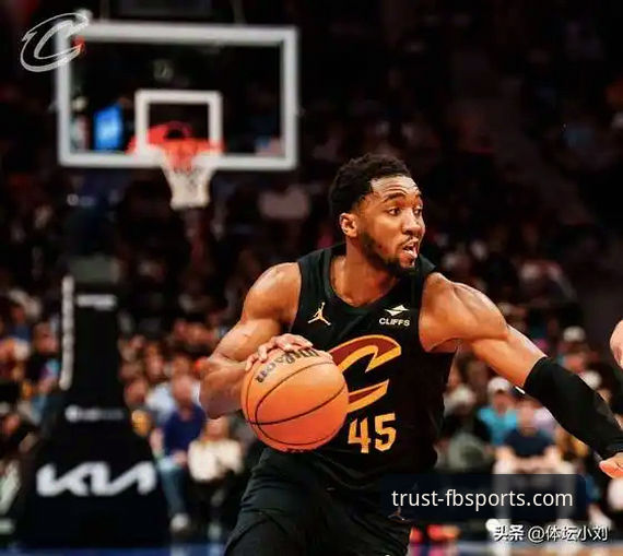 FB体育首存优惠功能详解 3个关键回合解析:米切尔42分之夜如何点燃骑士连胜引擎